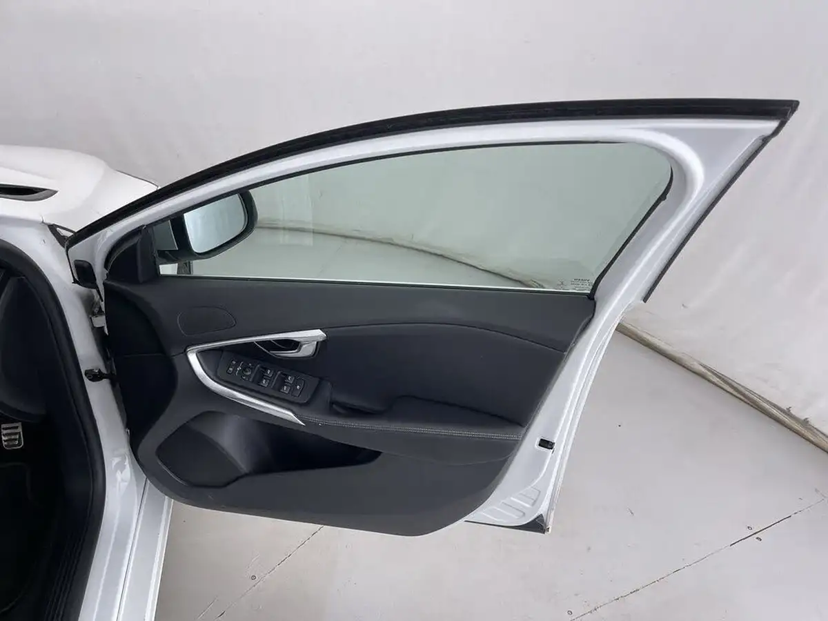 2016-volvo-v40-20-t2-r-design-big-28