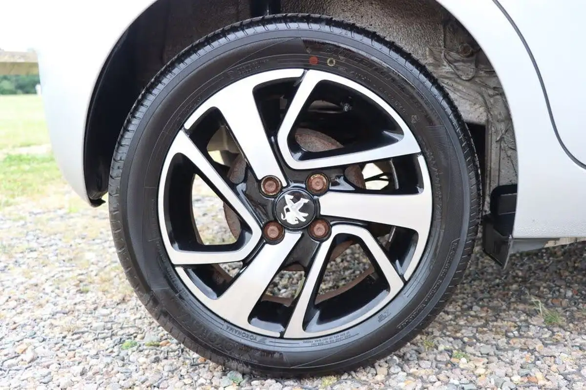 2015-peugeot-108-12-allure-vti-puretech-hatchback-5d-big-21