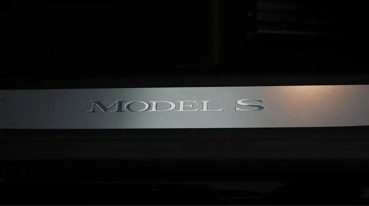 2020-tesla-model-s-e-long-range-big-21