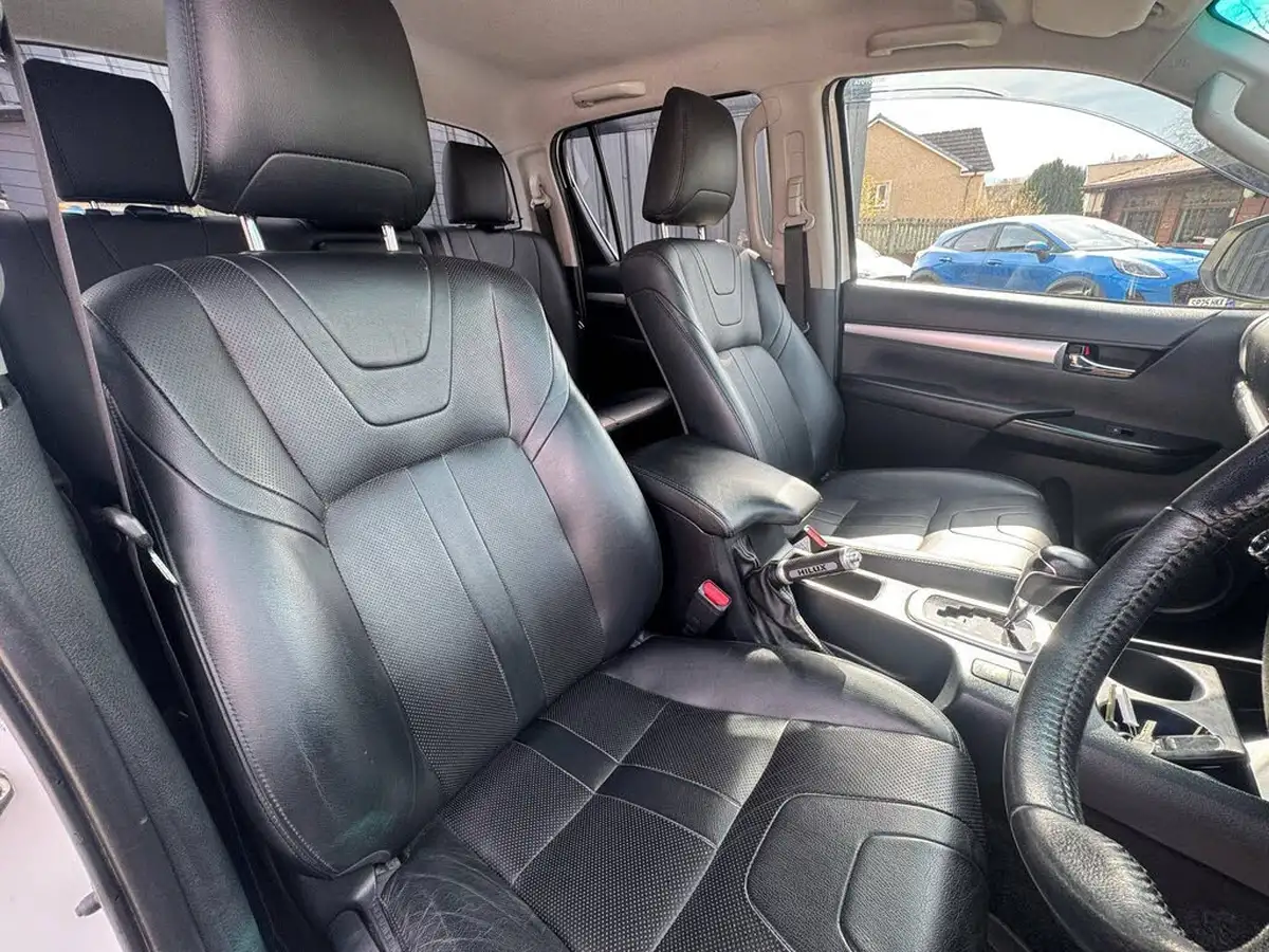 2020-toyota-hi-lux-24d-4d-invincible-150hpeu6dt-e-35t-auto-big-8