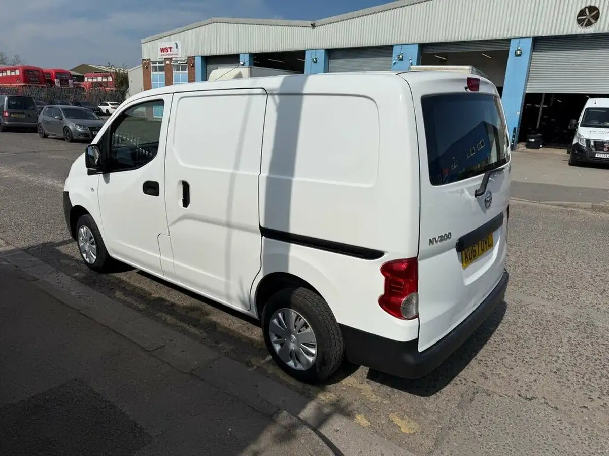 2017-nissan-nv200-15td-acenta-110bhp-eu6-panel-van-big-3