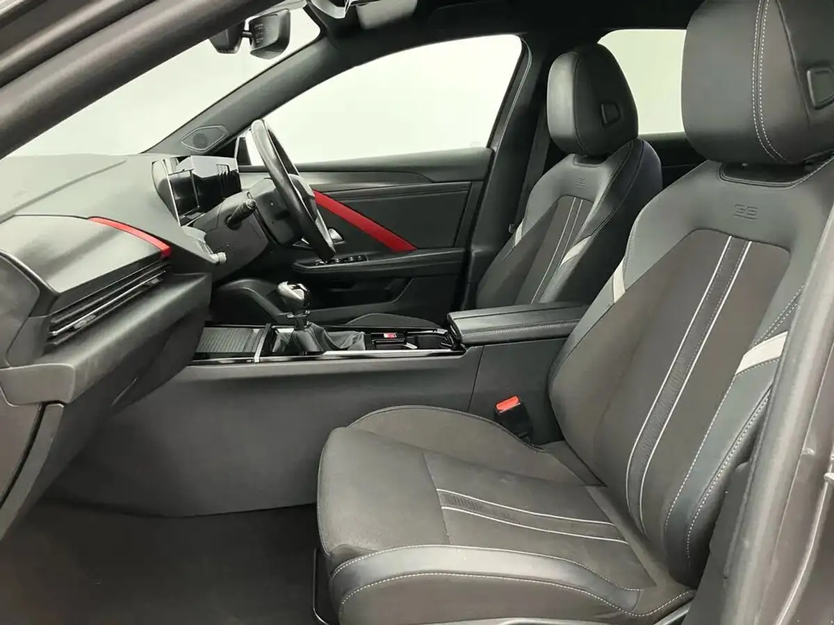 2022-vauxhall-astra-12-turbo-gs-line-hatchback-big-30