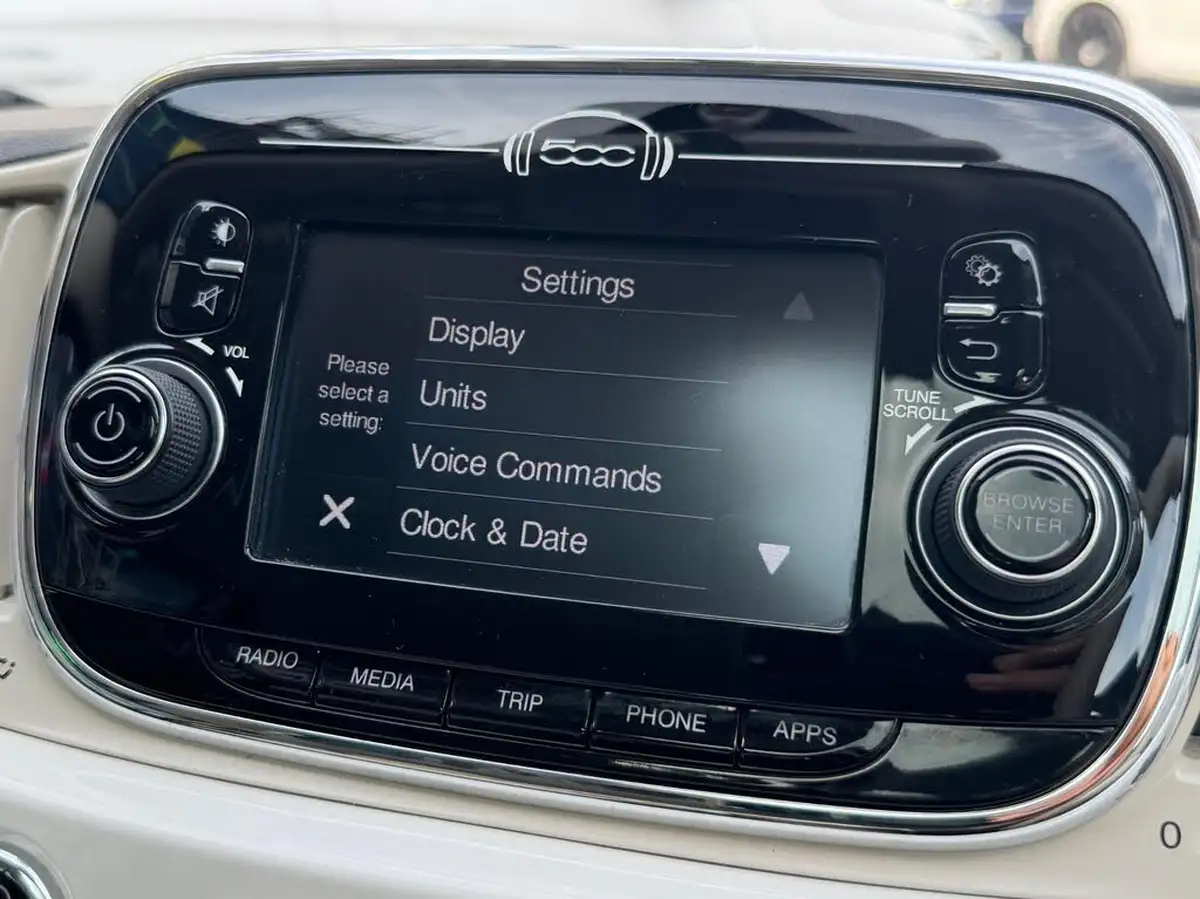 2016-fiat-500-12-lounge-dualogic-big-31
