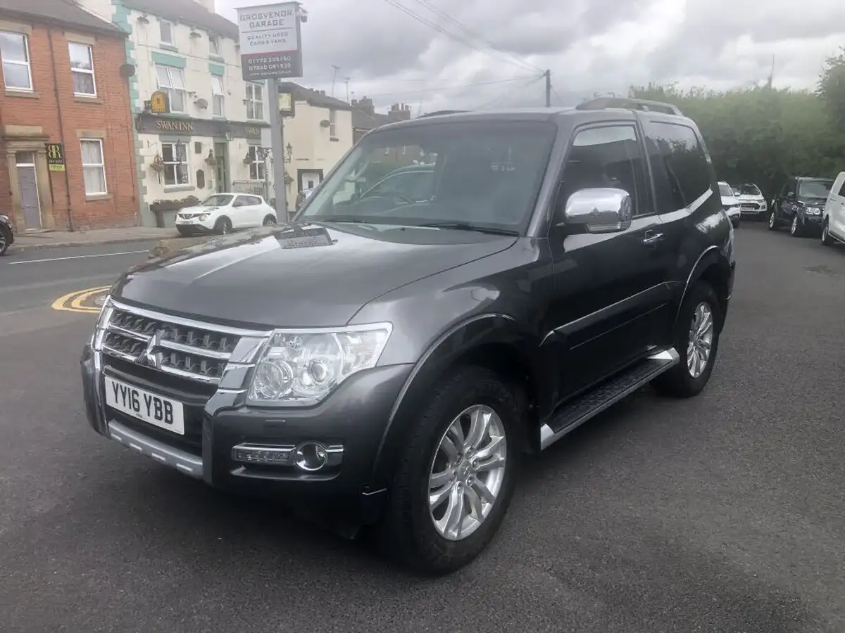 2016-mitsubishi-shogun-32td-warrior-32-di-dc-187bhpeu6-4x4-swb-window-van-auto-big-2