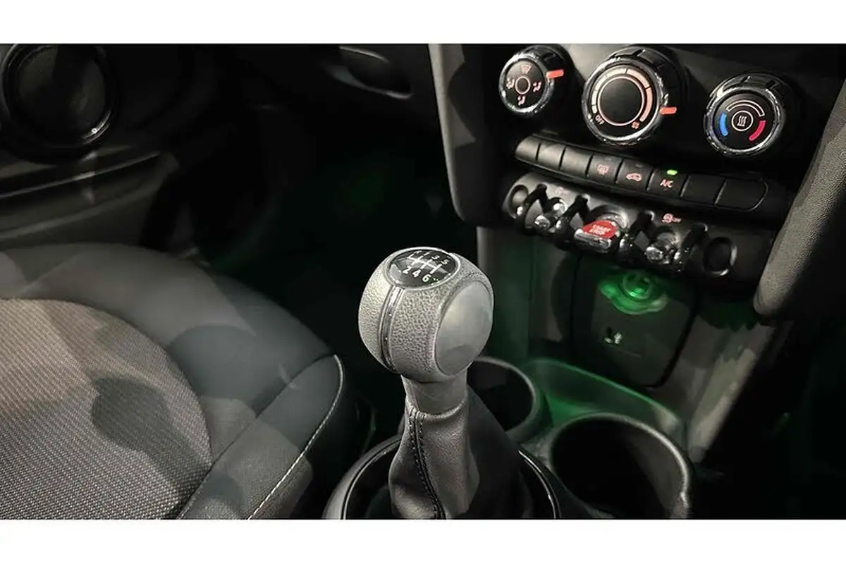 2019-mini-cooper-15-cooper-classic-hatchback-3d-big-42
