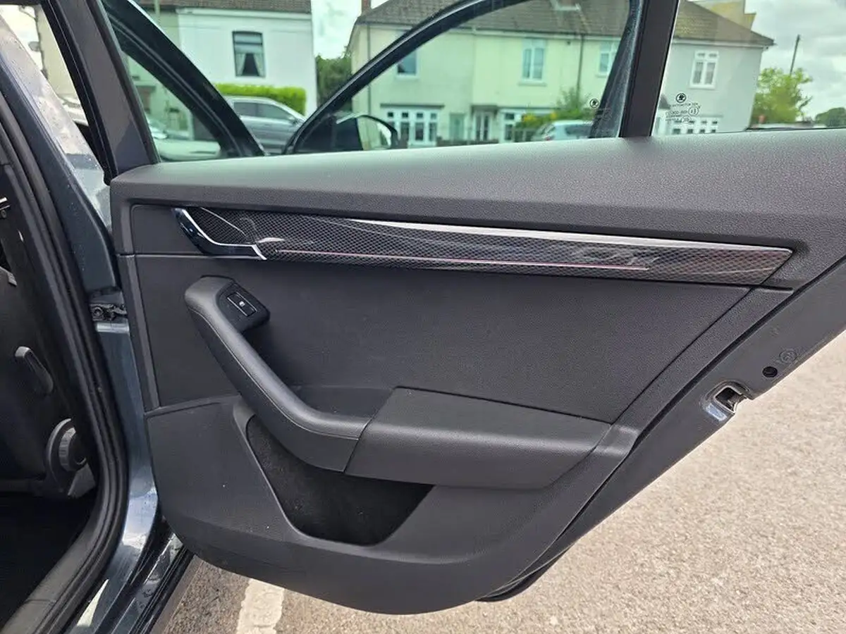2017-skoda-octavia-20tdi-vrs-estate-big-24