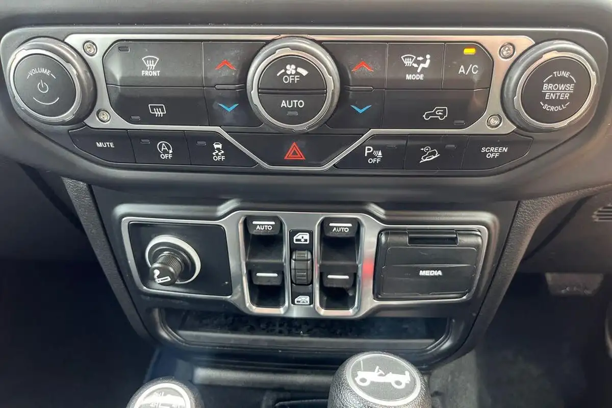 2019-jeep-wrangler-20-gme-sahara-hard-5d-big-11