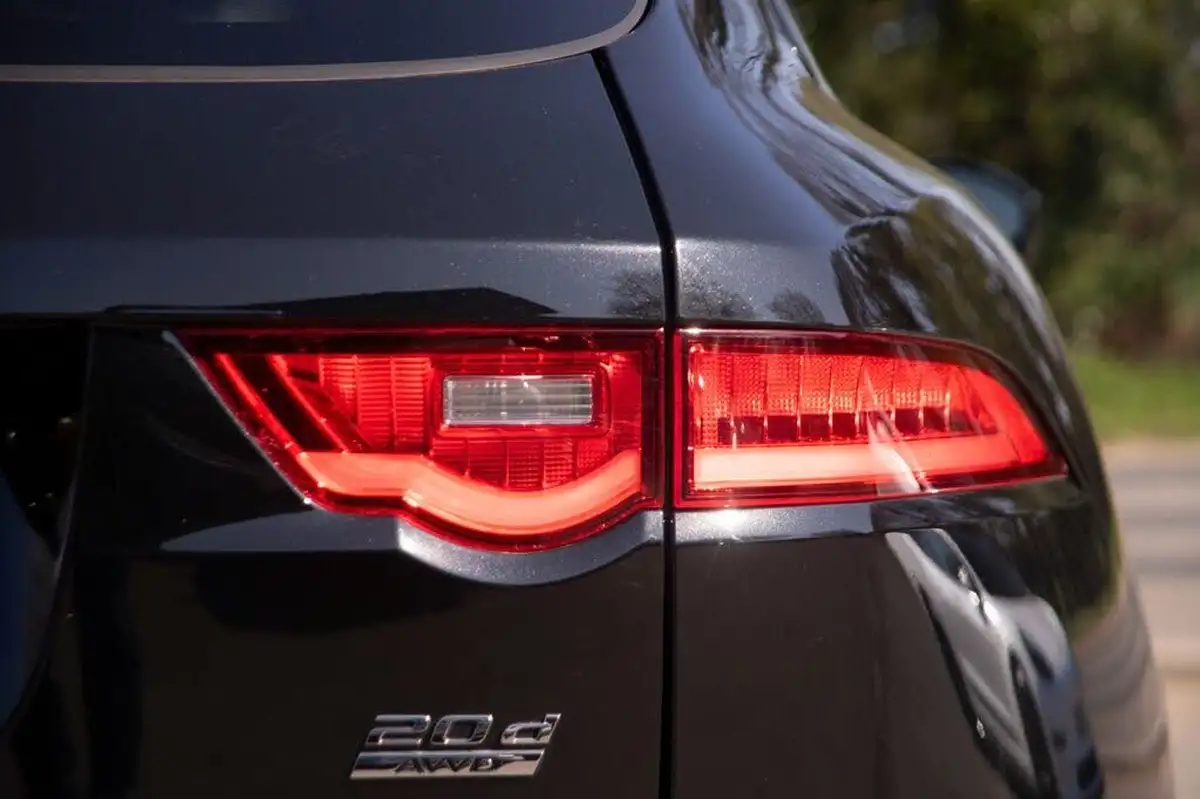 2019-jaguar-f-pace-20-i4d-chequered-flag-180ps-big-42