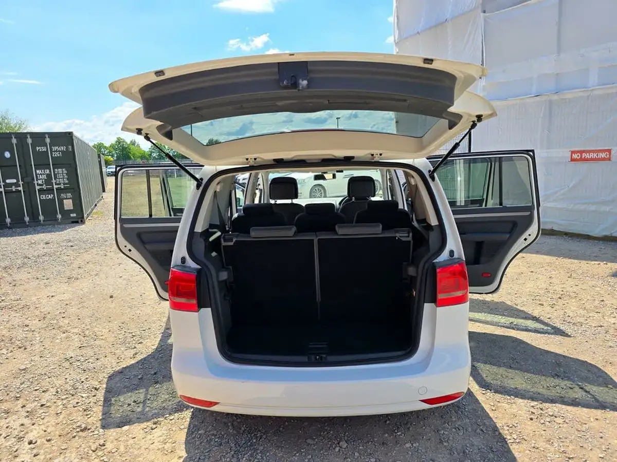 2014-volkswagen-touran-big-38