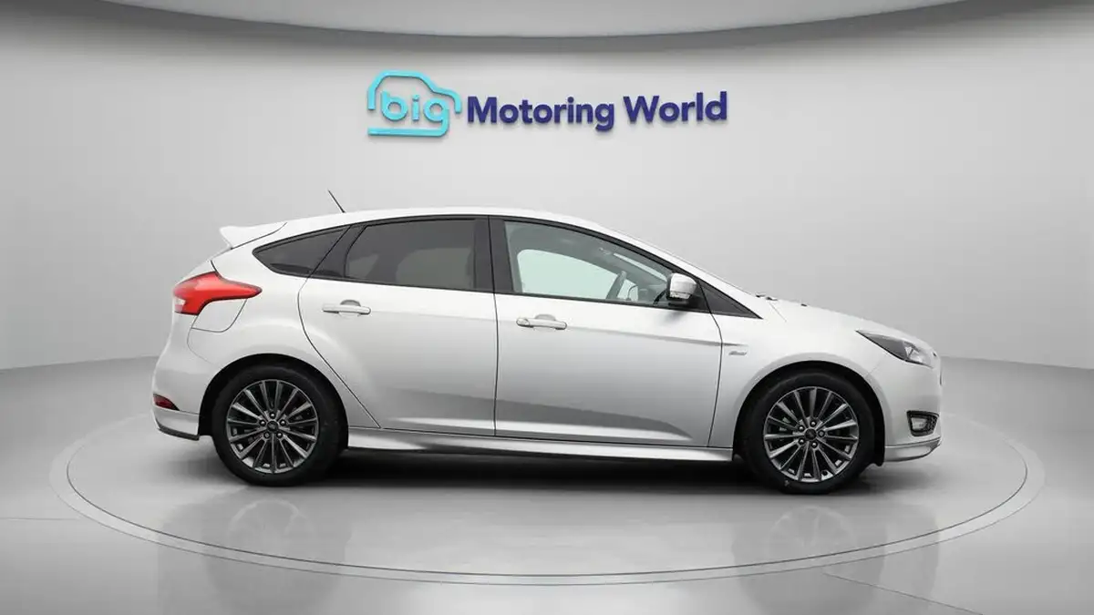2018-ford-focus-10t-st-line-140ps-hatchback-big-8