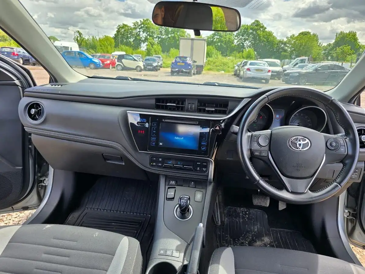 2016-toyota-auris-18-vvt-i-hsd-icon-hatchback-big-19