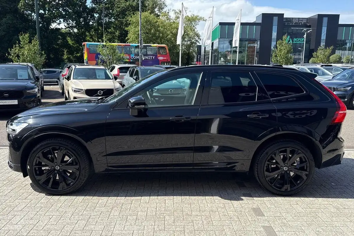 2025-volvo-xc60-20-b5-plus-black-edition-big-9