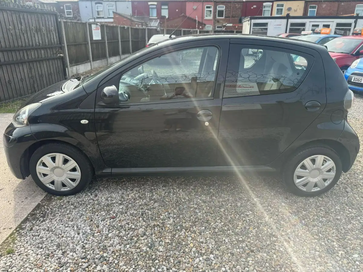 2014-toyota-aygo-10-move-5d-big-2