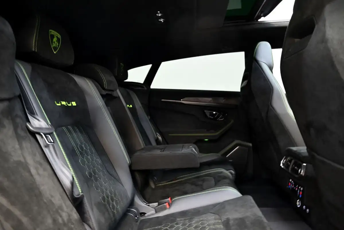 2023-lamborghini-urus-40-no-trim-big-22