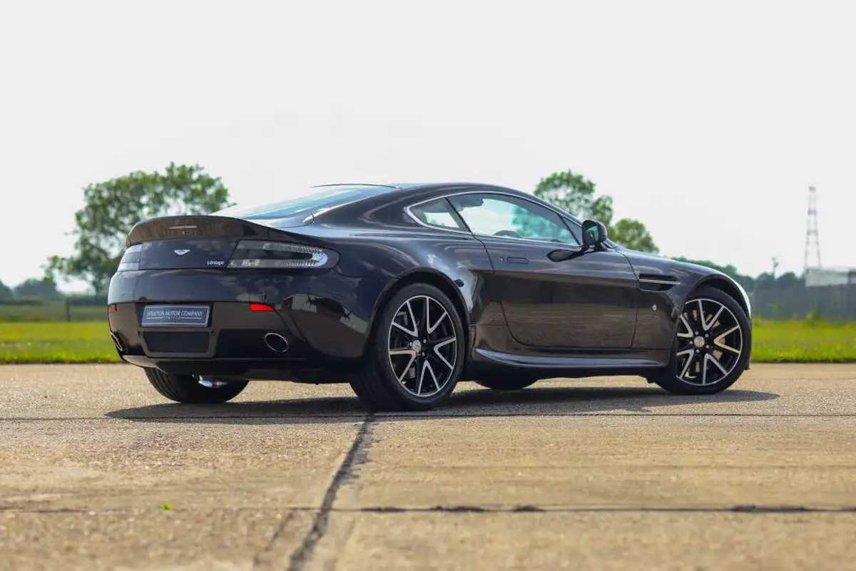 2013-aston-martin-vantage-47-coupe-big-6