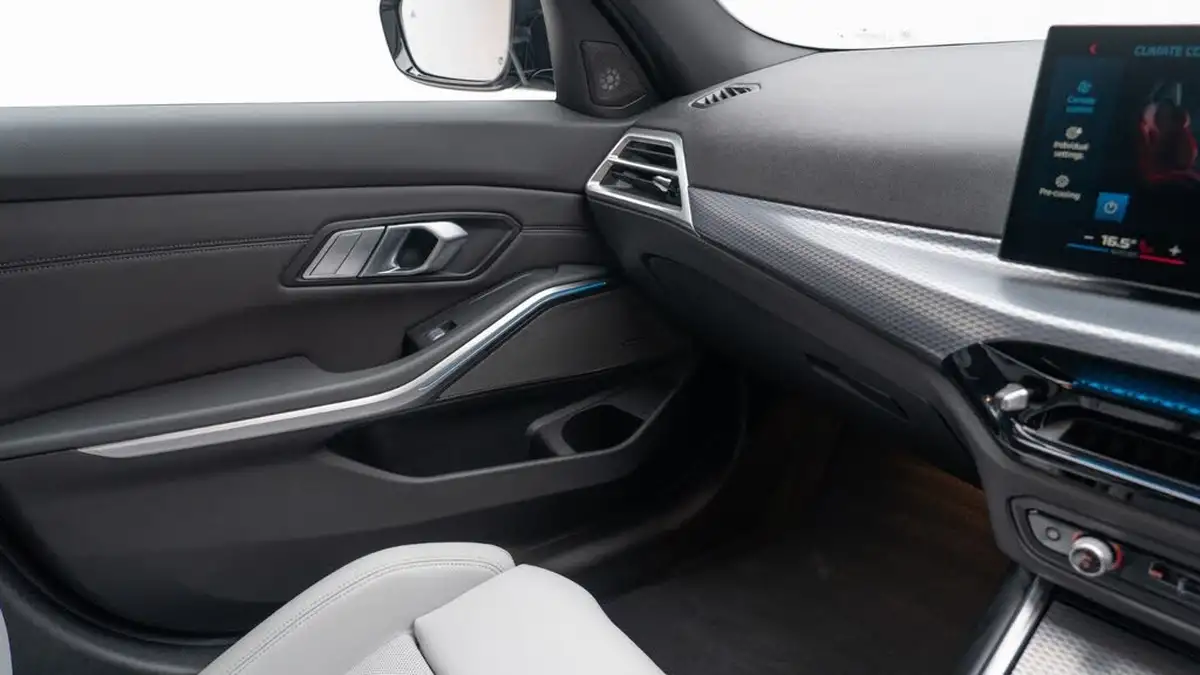 2024-bmw-3-series-30-m3-competition-m-touring-5d-big-32