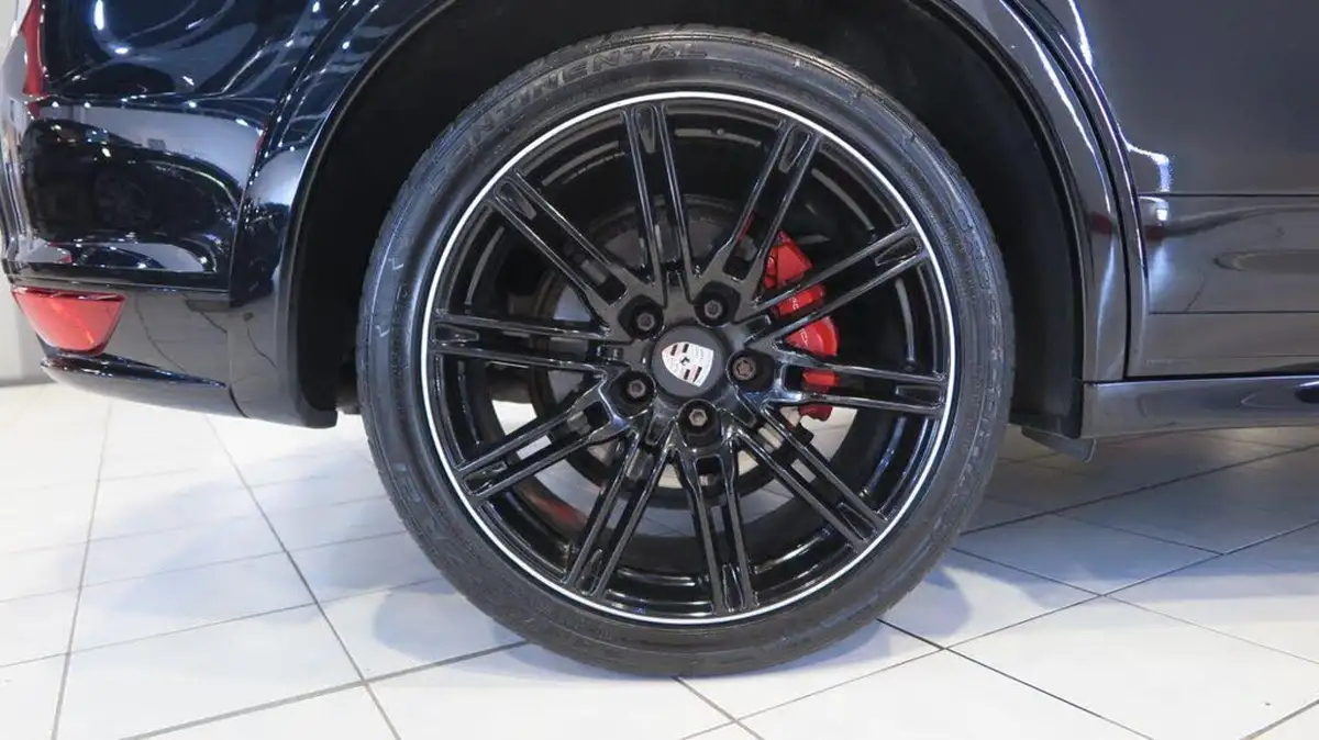 2014-porsche-cayenne-48-gts-big-16