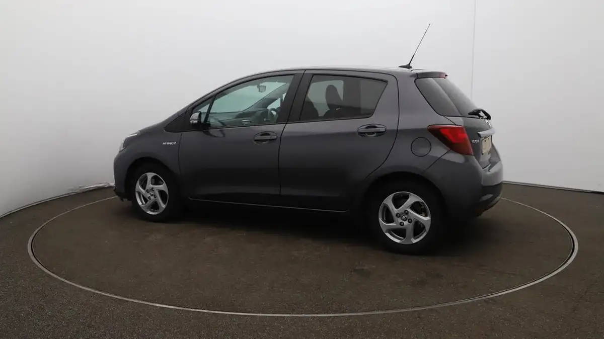 2017-toyota-yaris-15-vvt-i-icon-hybrid-big-47