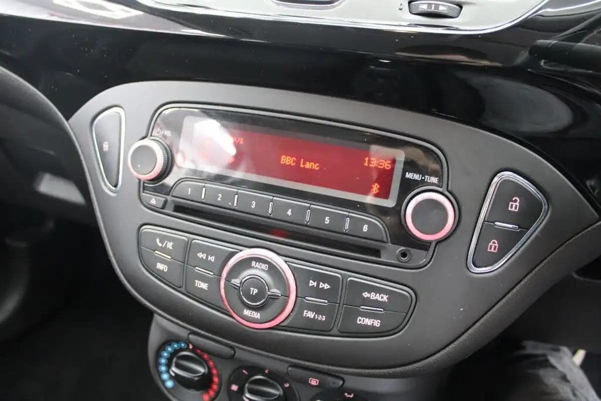 2015-vauxhall-corsa-14-sting-3d-big-26
