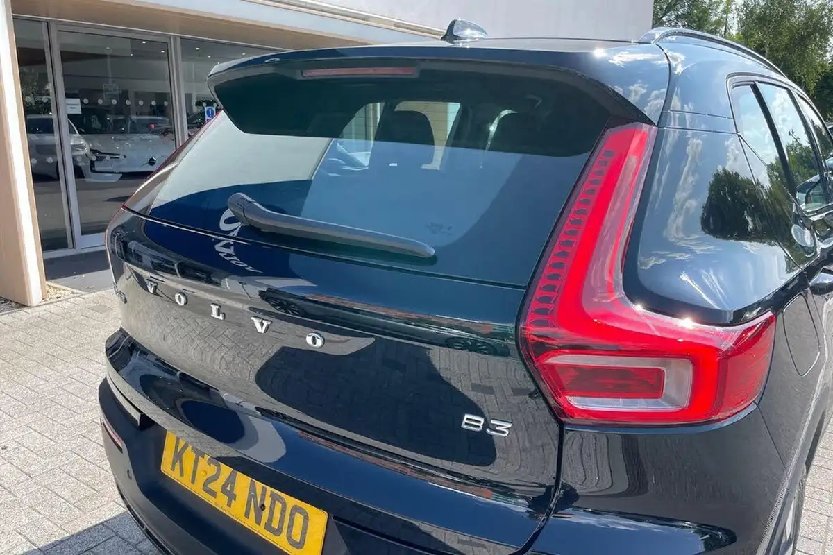 2024-volvo-xc40-20-b3-plus-big-14