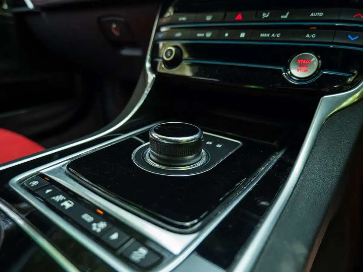 2016-jaguar-xe-20i-r-sport-240ps-big-23