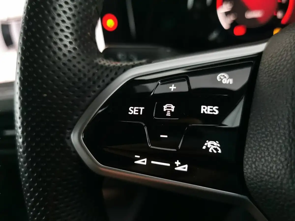 2022-volkswagen-golf-20-tsi-gti-big-26