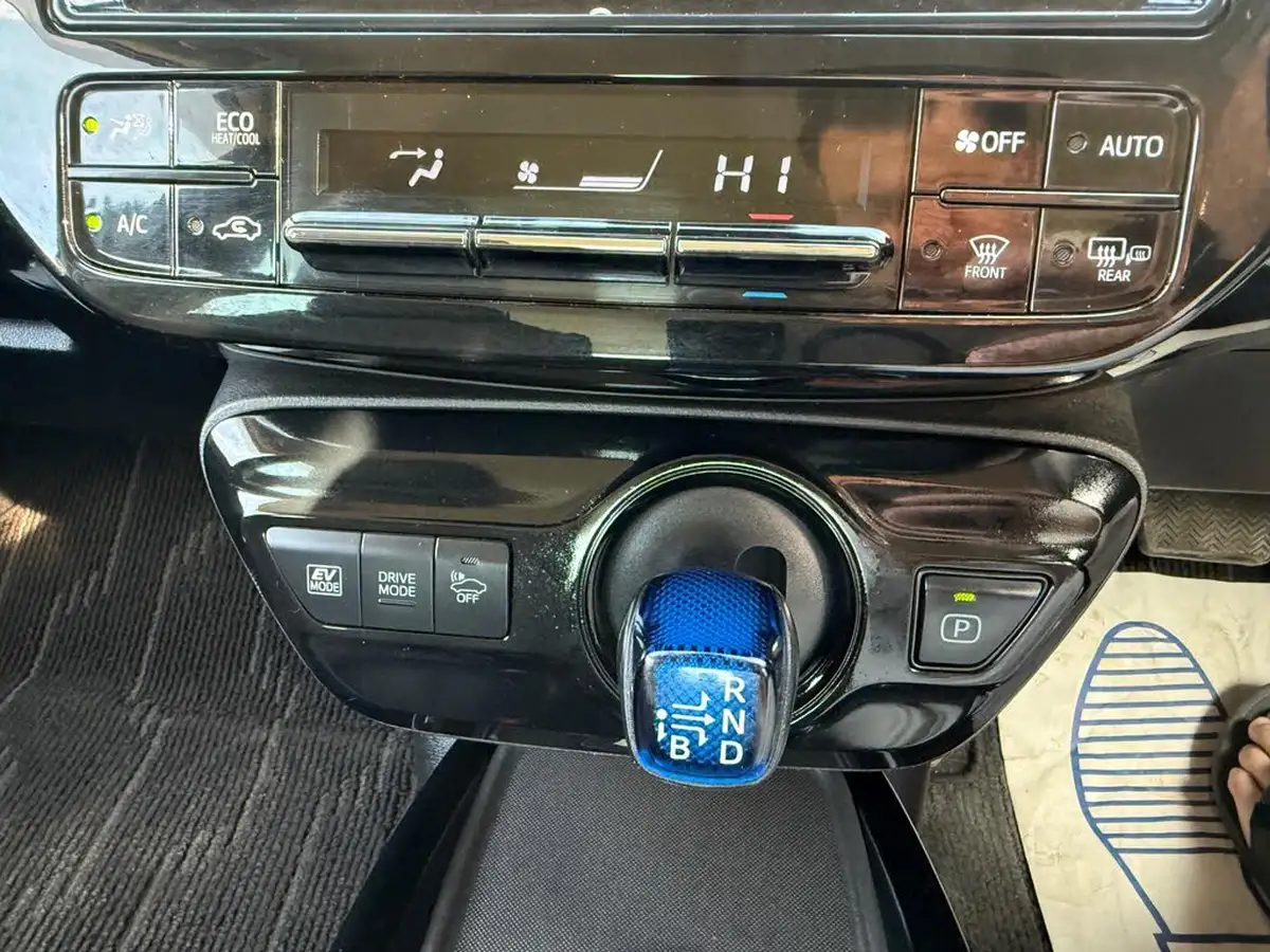 2019-toyota-prius-big-40