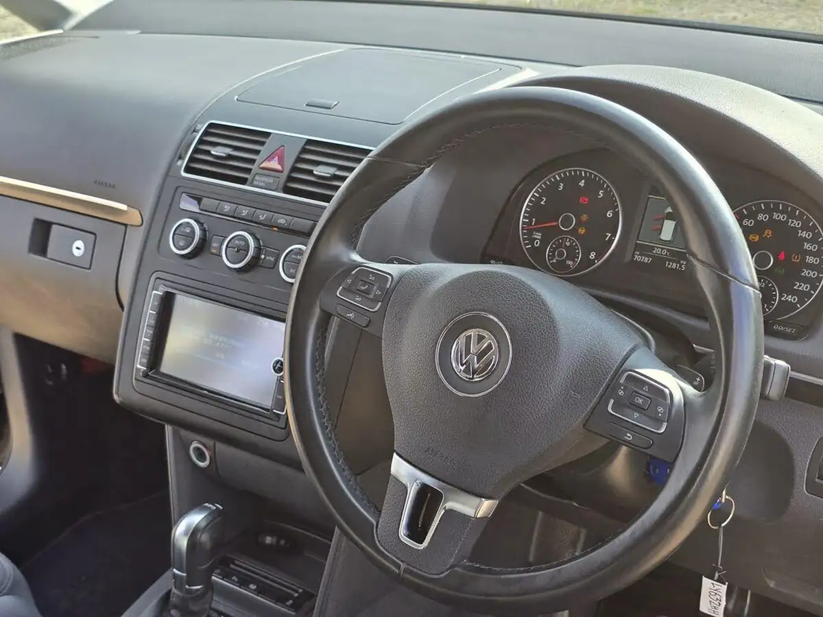 2014-volkswagen-touran-big-35