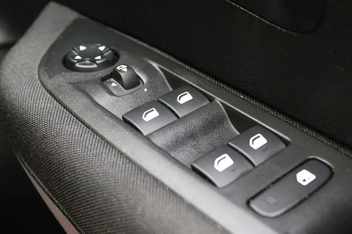 2022-peugeot-208-15-bluehdi-active-premium-big-35