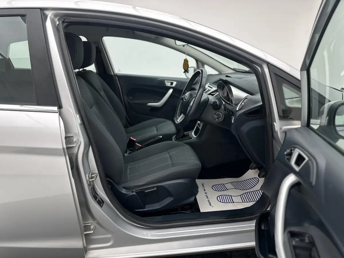2012-ford-fiesta-125-zetec-5d-big-15