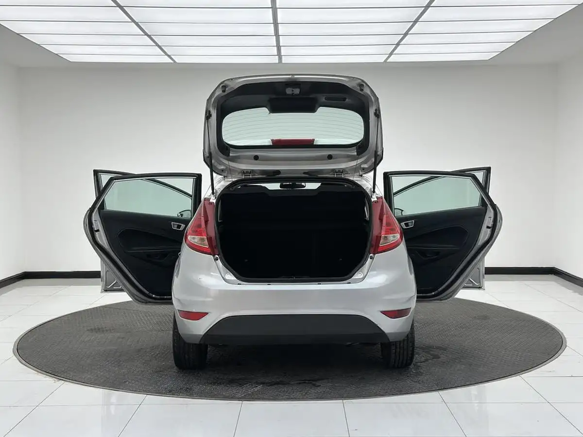 2012-ford-fiesta-125-zetec-5d-big-11
