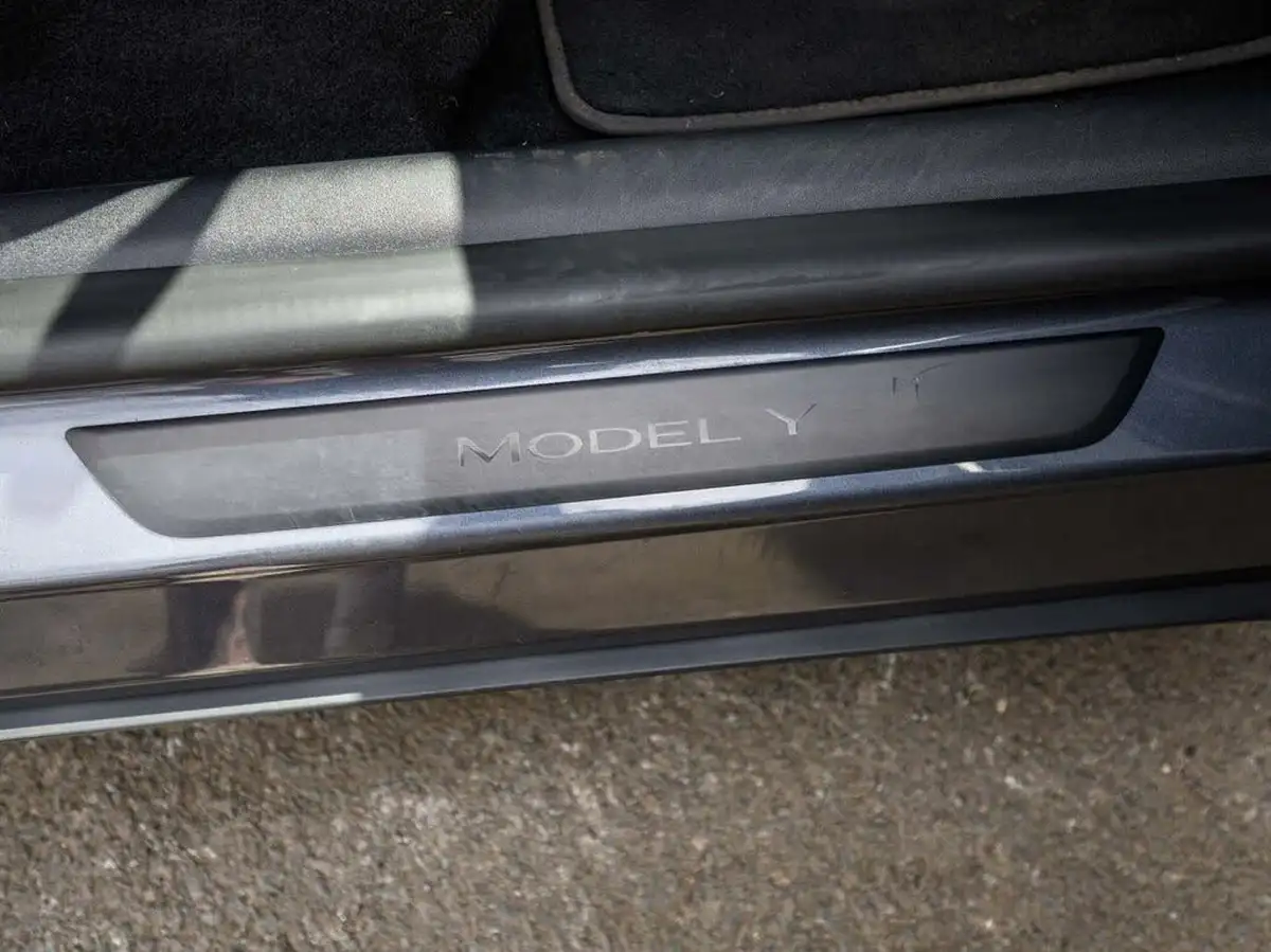 2023-tesla-model-y-e-long-range-big-24