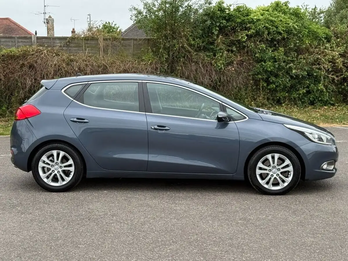 2015-kia-ceed-16crdi-2-hatchback-auto-big-2