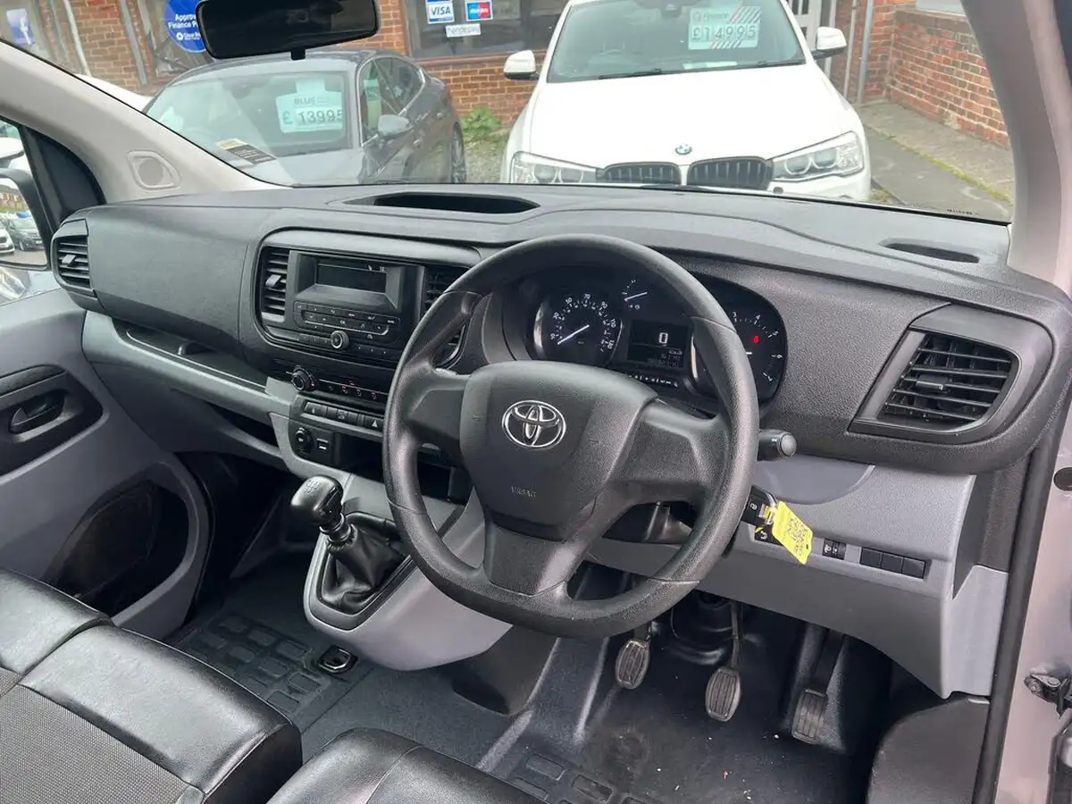 2021-toyota-proace-20d-icon-long-120hpeu6dt-e-panel-big-13