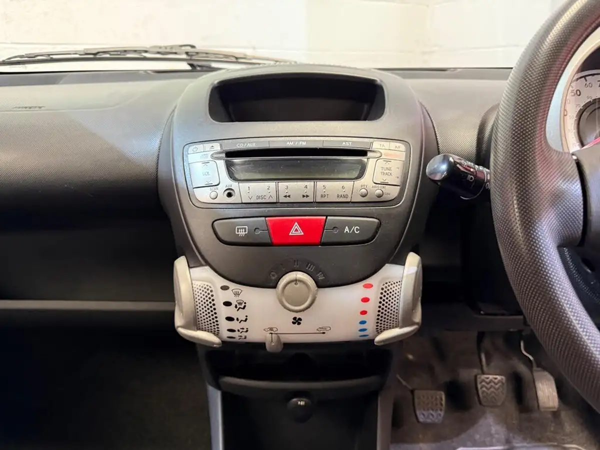 2014-peugeot-107-10-active-5d-big-35