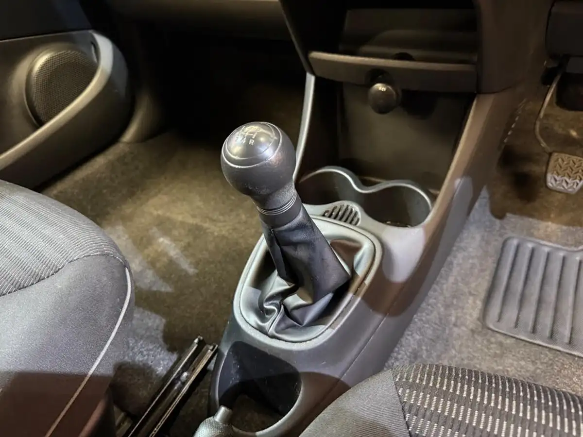 2014-peugeot-107-10-active-5d-big-39