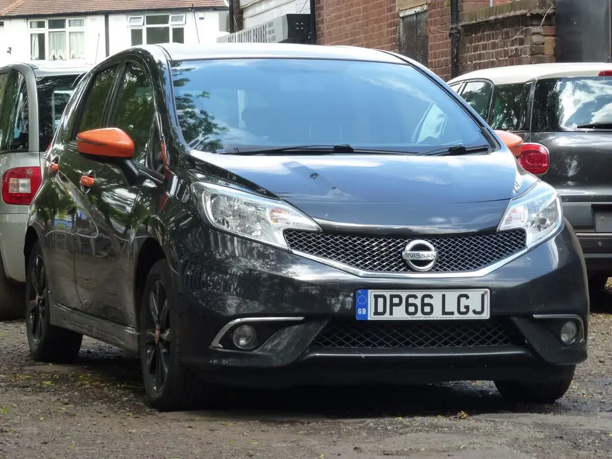 2016-nissan-note-12-black-edition-big-1