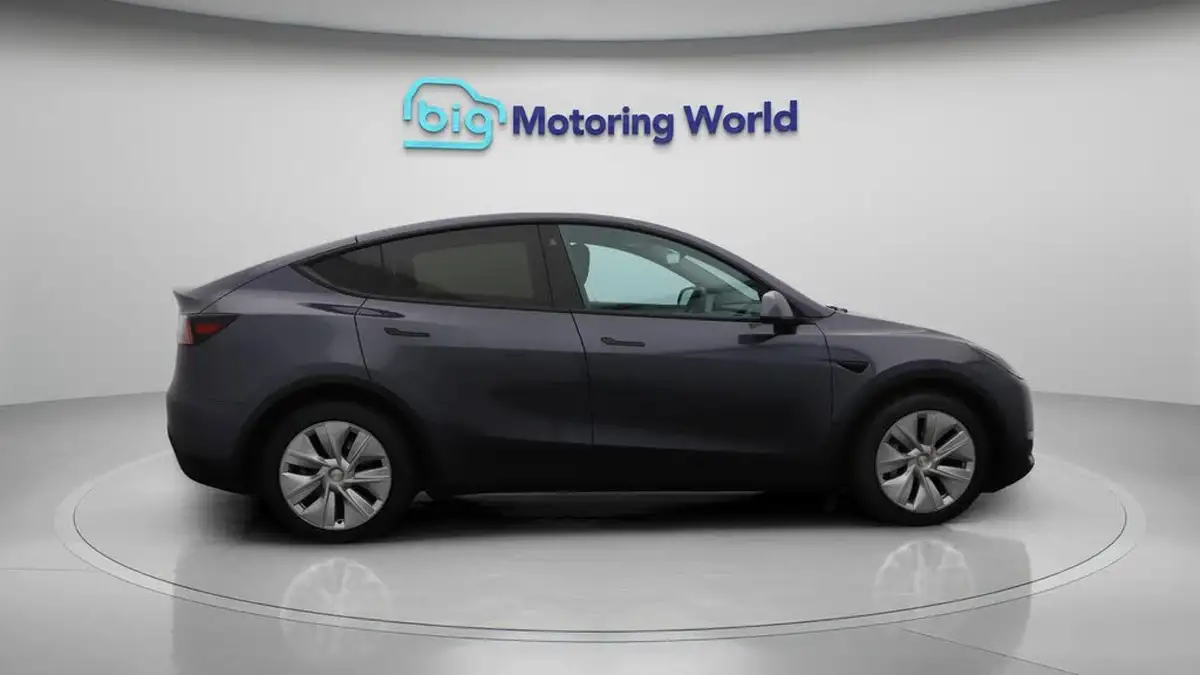 2022-tesla-model-y-e-long-range-big-8