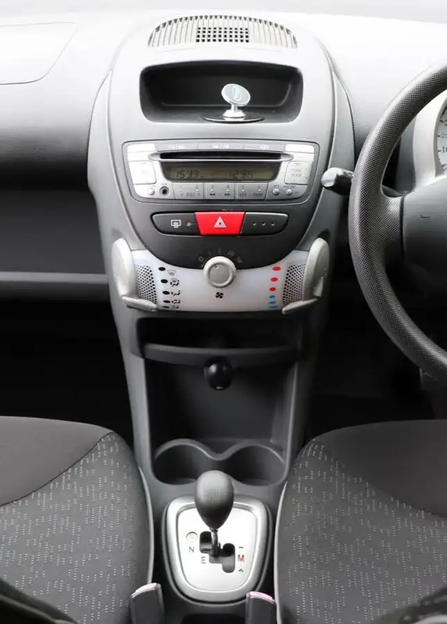 2010-peugeot-107-10-urban-5d-2-tronic-big-20