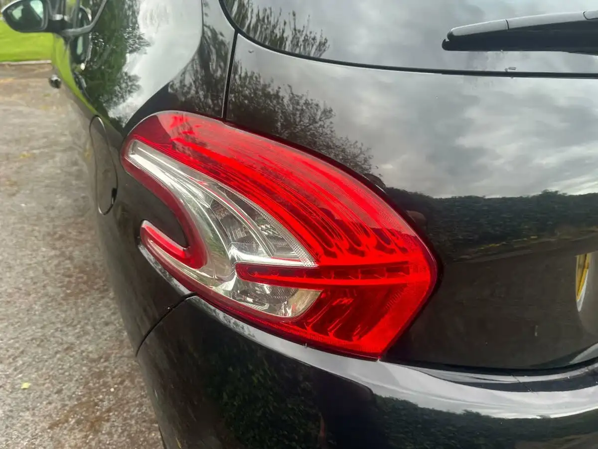 2015-peugeot-208-12-style-puretech-3d-big-53