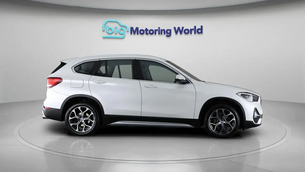 2021-bmw-x1-20td-sdrive18d-xline-big-8