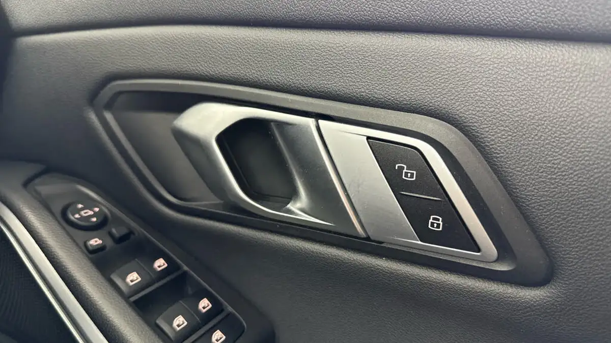 2022-bmw-3-series-20-330e-sport-touring-5d-big-23