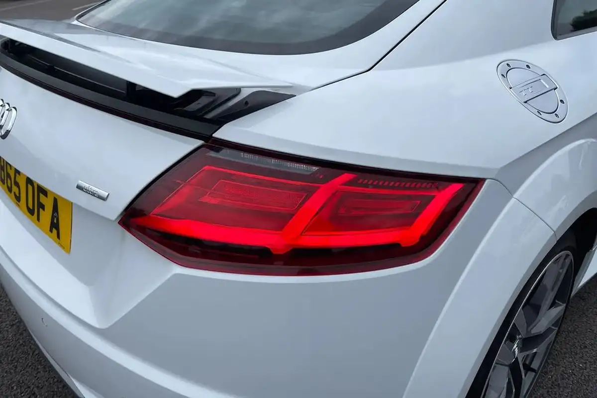 2015-audi-tt-coupe-20-tdi-s-line-big-15