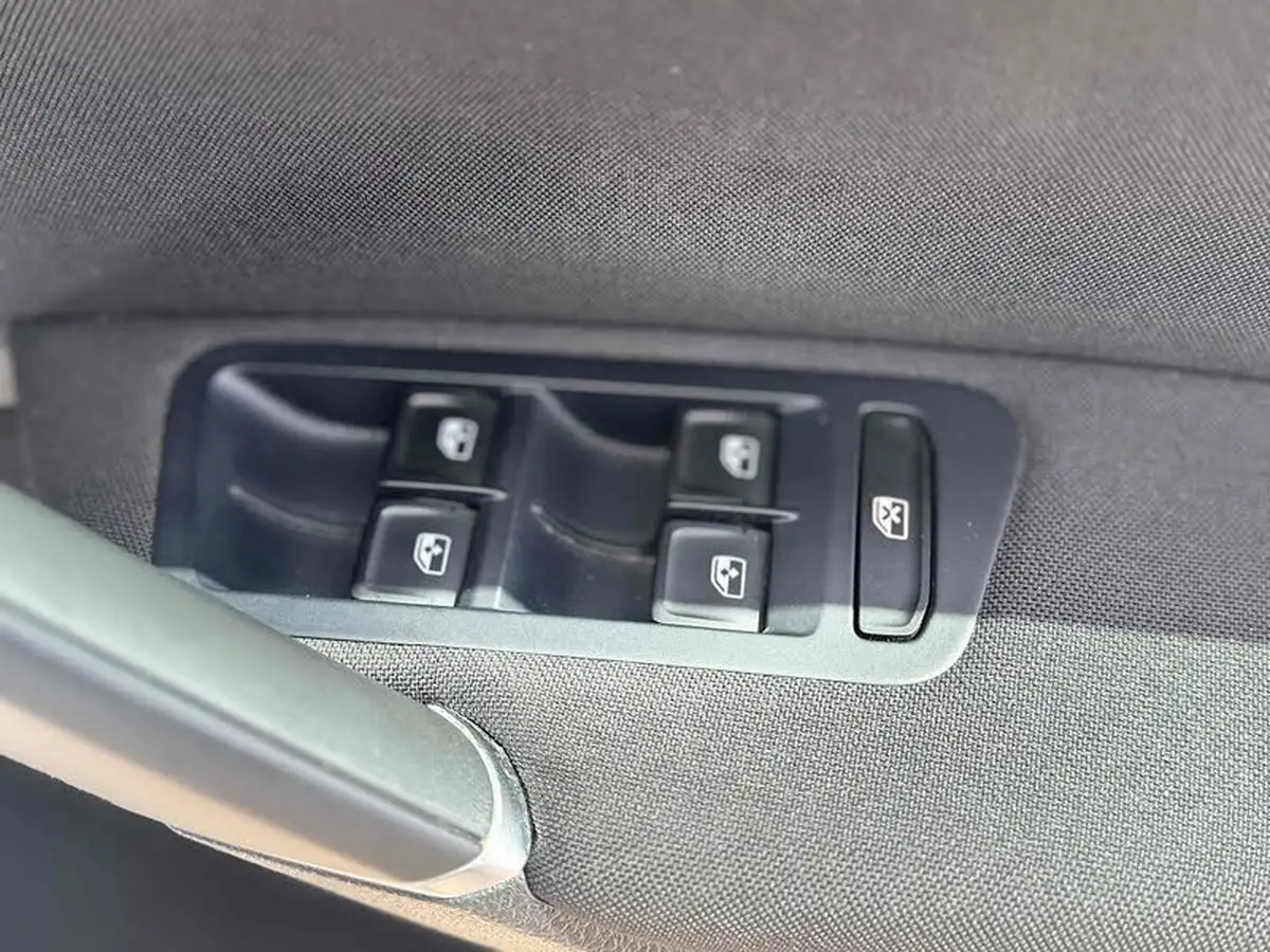 2015-volkswagen-golf-14-match-5d-big-21