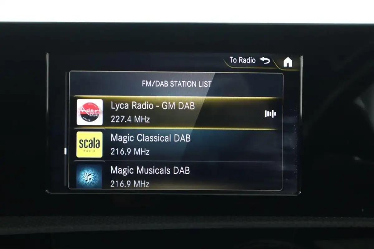 2021-mercedes-benz-a-class-13-a250e-amg-line-hatchback-5d-big-35
