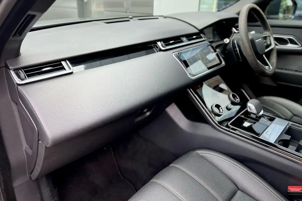 2021-land-rover-range-rover-velar-big-47
