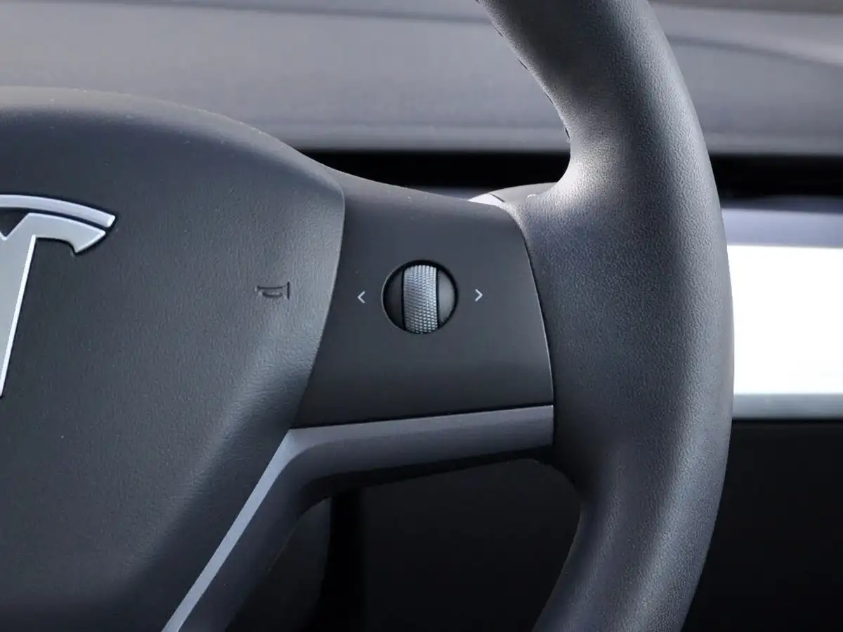 2022-tesla-model-y-e-long-range-big-59