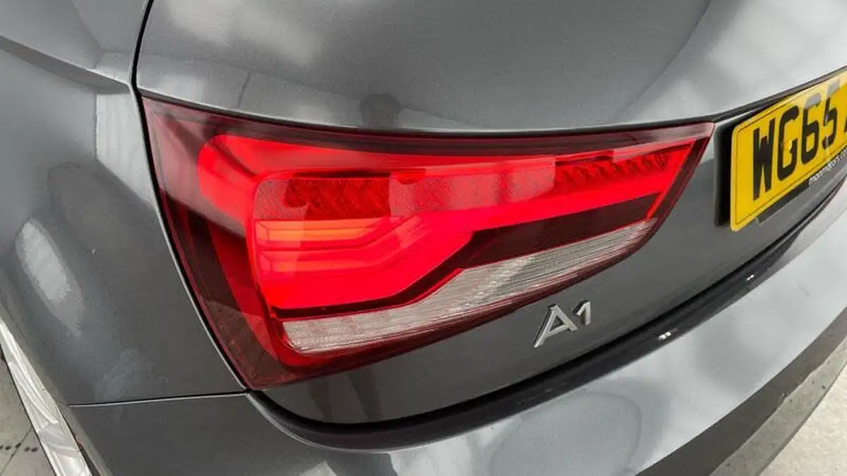 2015-audi-a1-14-s-line-150ps-cod-ss-sportback-5d-1395cc-tronic-big-29