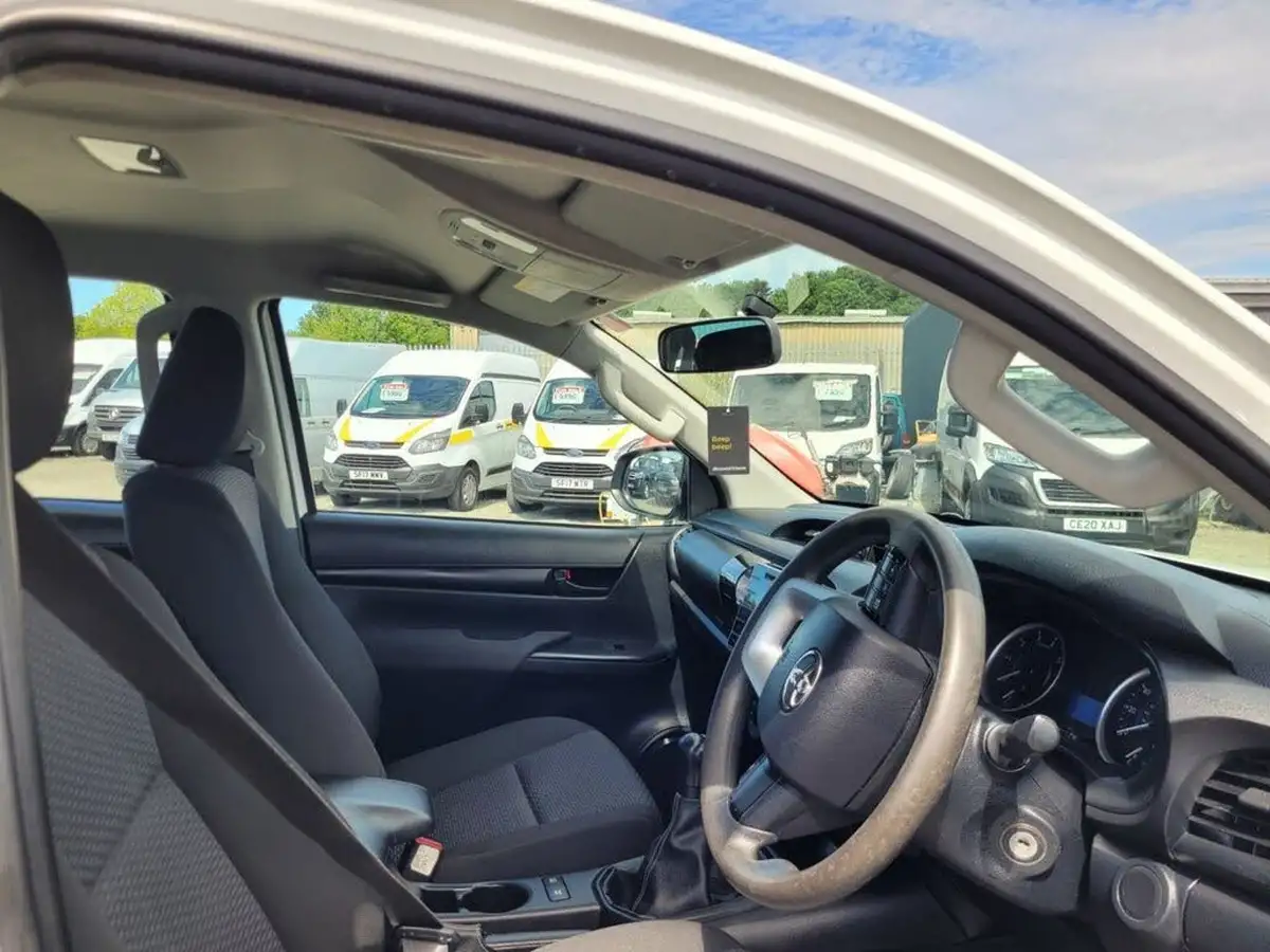 2019-toyota-hi-lux-24d-4d-active-150hpeu6dt-e-35t-double-pick-up-big-11