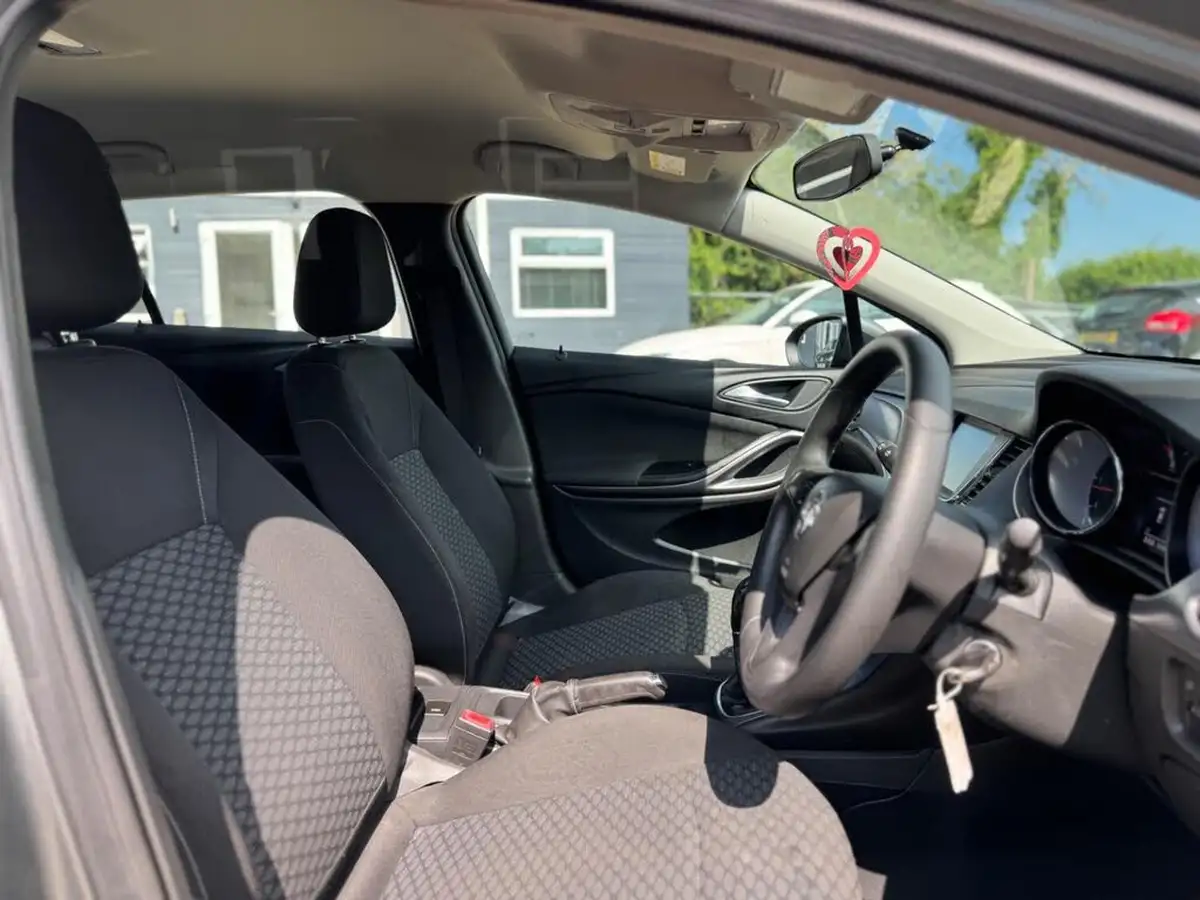 2015-vauxhall-astra-13cdti-design-16v-hatchback-big-27
